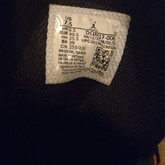 Jordan 1 SE Mid Size 7.5 - Picture 4 of 4